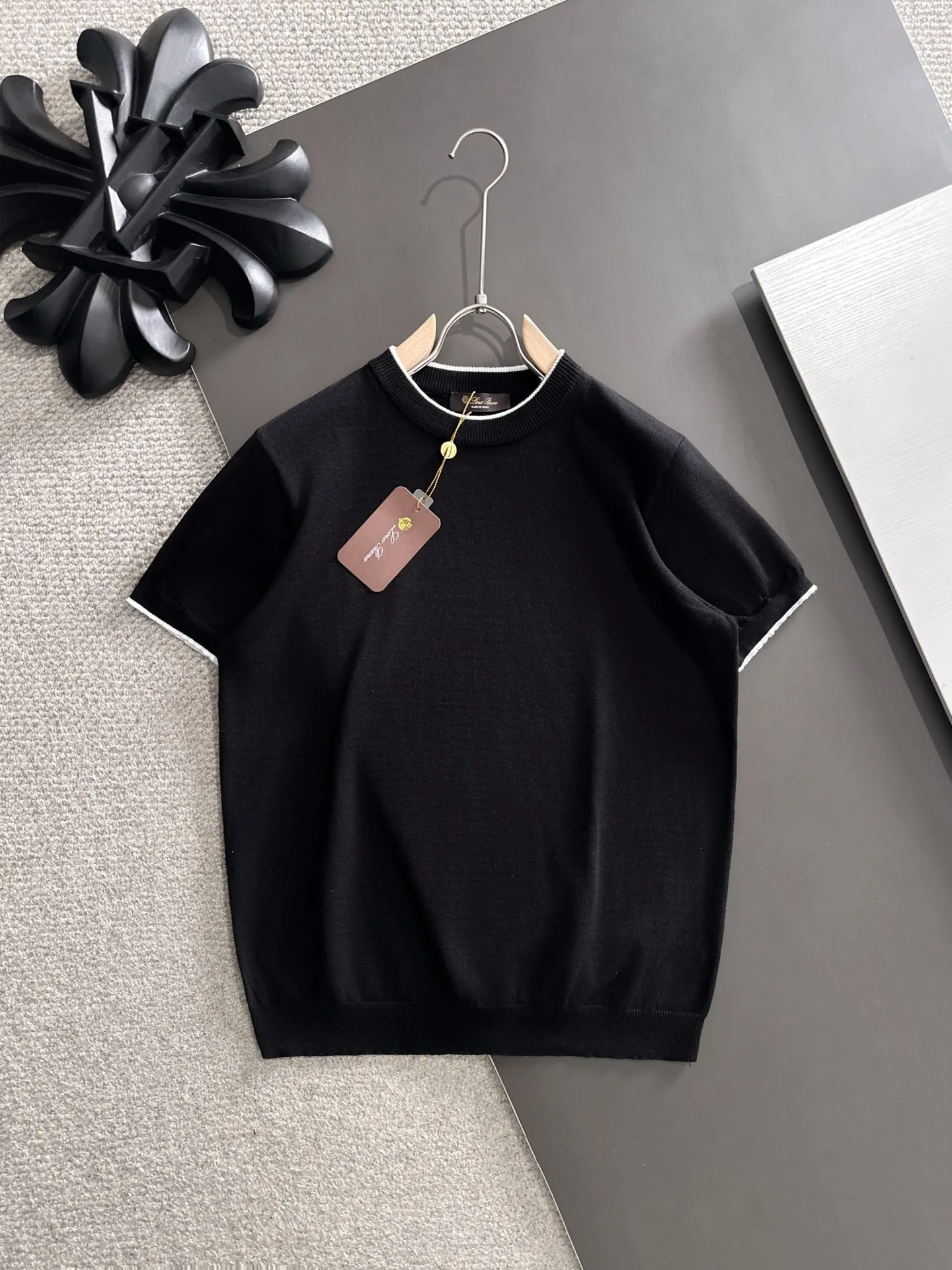 Next day shipment LP high quality Loro Piana 26ss New Arrival men's short-sleeved T-shirt Made of combed cotton yarn knitted cotton fabric, no pressure when entering and exiting the counter Exclusive control of raw materials It feels substantial when weighed, and the upper body is more textured than ordinary T-shirts. This texture can cope with the weather easily and is suitable for both hot and cold! Loose fit design, looks noble. The only correct version is available Size: M to XXXL